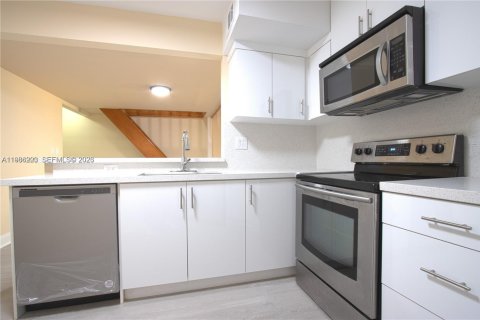 Condo in Miami, Florida, 2 bedrooms № 2059415 - photo 2