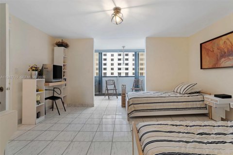 Condo in Miami Beach, Florida, 2 bedrooms  № 2003857 - photo 16