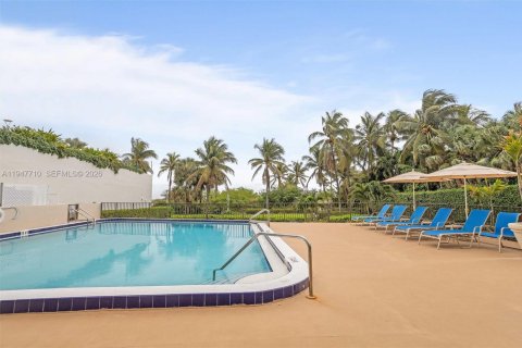 Condo in Miami Beach, Florida, 2 bedrooms  № 2003857 - photo 28