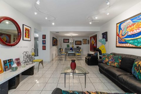 Condo in Miami Beach, Florida, 2 bedrooms  № 2003857 - photo 11