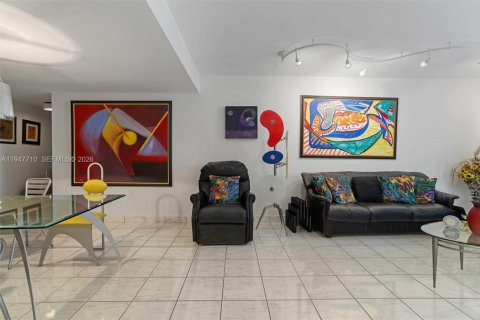 Condo in Miami Beach, Florida, 2 bedrooms  № 2003857 - photo 9