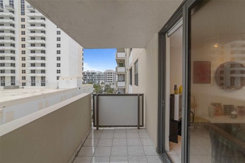 Condo in Miami Beach, Florida, 2 bedrooms  № 2003857 - photo 14