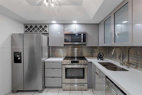 Condo in Miami Beach, Florida, 2 bedrooms  № 2003857 - photo 15