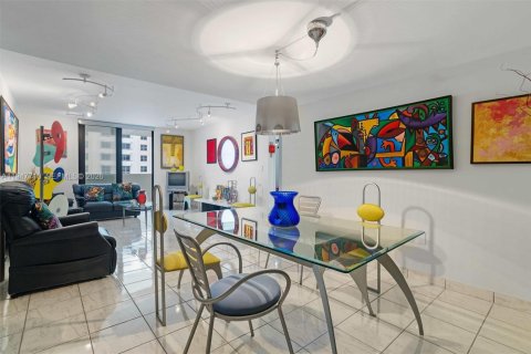 Condo in Miami Beach, Florida, 2 bedrooms  № 2003857 - photo 6