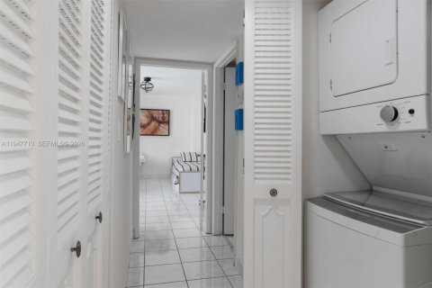 Condo in Miami Beach, Florida, 2 bedrooms  № 2003857 - photo 25