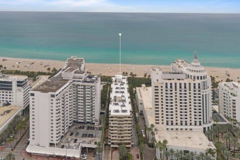 Condo in Miami Beach, Florida, 2 bedrooms  № 2003857 - photo 1