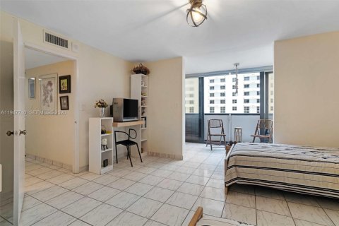 Condo in Miami Beach, Florida, 2 bedrooms  № 2003857 - photo 17