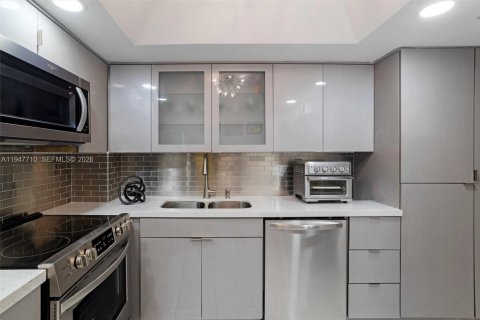 Condo in Miami Beach, Florida, 2 bedrooms  № 2003857 - photo 5