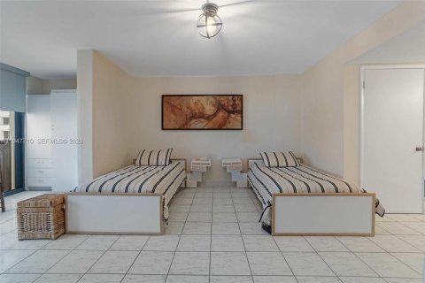 Condo in Miami Beach, Florida, 2 bedrooms  № 2003857 - photo 18