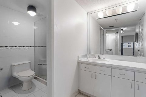 Condo in Miami Beach, Florida, 2 bedrooms  № 2003857 - photo 19