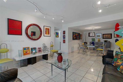 Condo in Miami Beach, Florida, 2 bedrooms  № 2003857 - photo 12