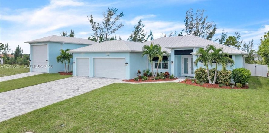 House in Cape Coral, Florida 4 bedrooms, 185.99 sq.m. № 2370142