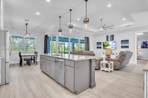 House in Cape Coral, Florida 4 bedrooms, 185.99 sq.m. № 2370142 - photo 8