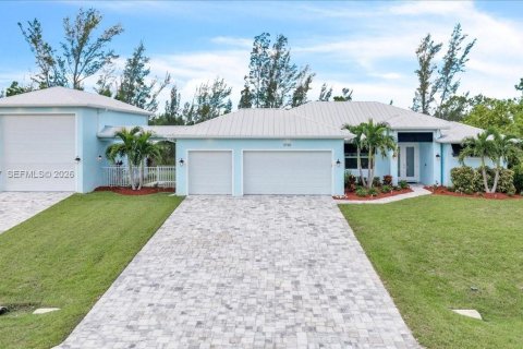 House in Cape Coral, Florida 4 bedrooms, 185.99 sq.m. № 2370142 - photo 2
