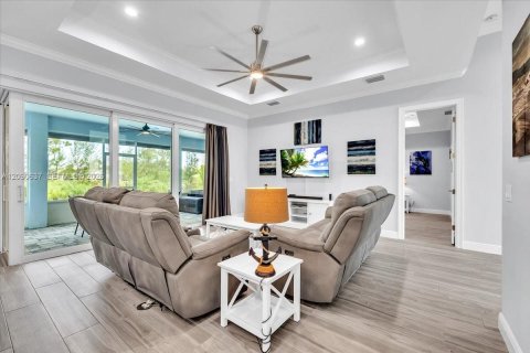 House in Cape Coral, Florida 4 bedrooms, 185.99 sq.m. № 2370142 - photo 12