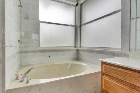 Villa ou maison à louer à Miami, Floride: 4 chambres, 289.3 m2 № 1948198 - photo 17