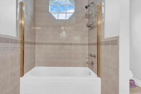 Villa ou maison à louer à Miami, Floride: 4 chambres, 289.3 m2 № 1948198 - photo 24