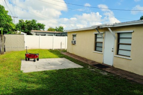 House in Hollywood, Florida 5 bedrooms, 171.68 sq.m. № 1944942 - photo 4