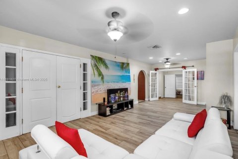 House in Hollywood, Florida 5 bedrooms, 171.68 sq.m. № 1944942 - photo 11