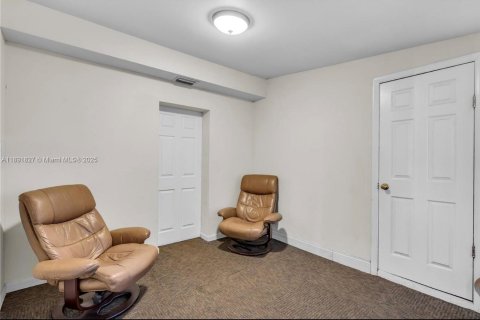 House in Hollywood, Florida 5 bedrooms, 171.68 sq.m. № 1944942 - photo 22
