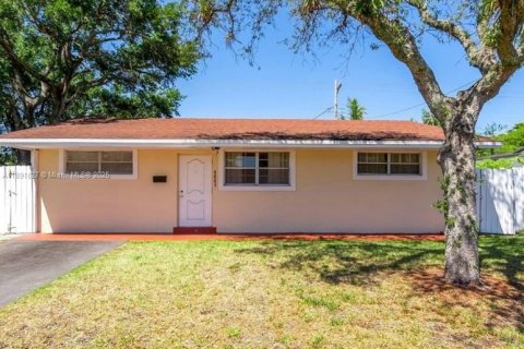 House in Hollywood, Florida 5 bedrooms, 171.68 sq.m. № 1944942 - photo 1