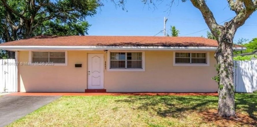House in Hollywood, Florida 5 bedrooms, 171.68 sq.m. № 1944942