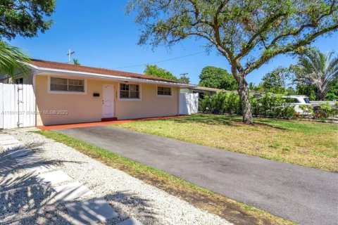 House in Hollywood, Florida 5 bedrooms, 171.68 sq.m. № 1944942 - photo 2
