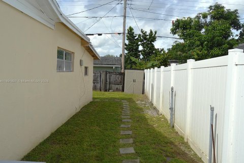 House in Hollywood, Florida 5 bedrooms, 171.68 sq.m. № 1944942 - photo 7