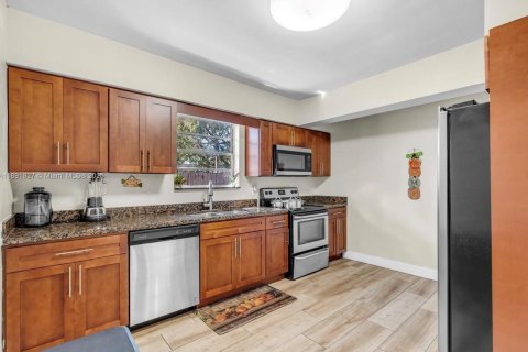 House in Hollywood, Florida 5 bedrooms, 171.68 sq.m. № 1944942 - photo 13
