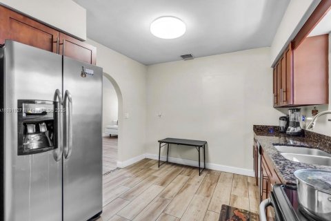 House in Hollywood, Florida 5 bedrooms, 171.68 sq.m. № 1944942 - photo 14