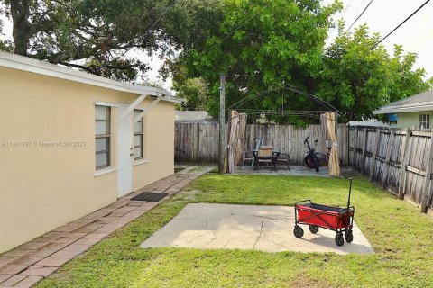 House in Hollywood, Florida 5 bedrooms, 171.68 sq.m. № 1944942 - photo 5