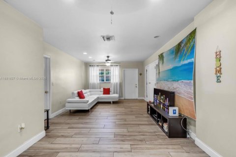 House in Hollywood, Florida 5 bedrooms, 171.68 sq.m. № 1944942 - photo 12
