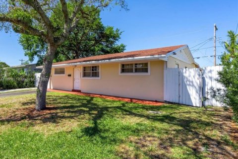 House in Hollywood, Florida 5 bedrooms, 171.68 sq.m. № 1944942 - photo 3