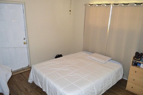 House in Hollywood, Florida 5 bedrooms, 171.68 sq.m. № 1944942 - photo 20