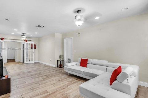 House in Hollywood, Florida 5 bedrooms, 171.68 sq.m. № 1944942 - photo 10