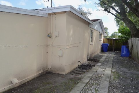 House in Hollywood, Florida 5 bedrooms, 171.68 sq.m. № 1944942 - photo 8
