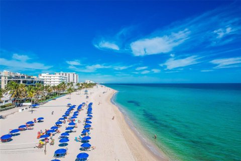 Copropriété à vendre à Hollywood, Floride: 3 chambres, 242.1 m2 № 2186237 - photo 2