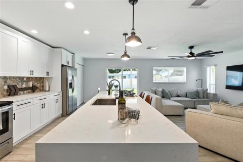 House in Pinellas Park, Florida 4 bedrooms, 155.24 sq.m. № 1829052 - photo 8