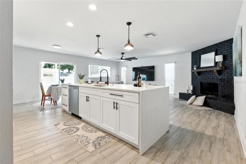 House in Pinellas Park, Florida 4 bedrooms, 155.24 sq.m. № 1829052 - photo 7