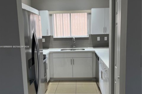 House in Homestead, Florida 4 bedrooms, 163.69 sq.m. № 2041022