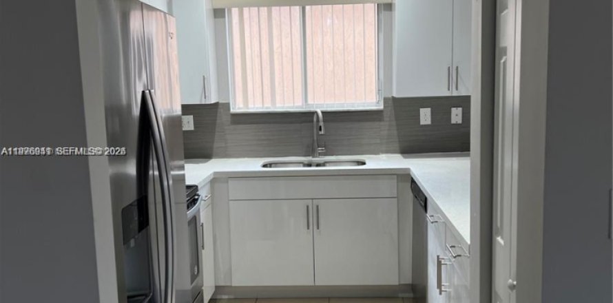 House in Homestead, Florida 4 bedrooms, 163.69 sq.m. № 2041022