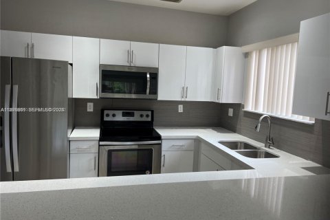 House in Homestead, Florida 4 bedrooms, 163.69 sq.m. № 2041022 - photo 2