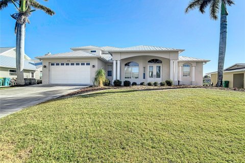 House in Port Charlotte, Florida 5 bedrooms № 1707216 - photo 1