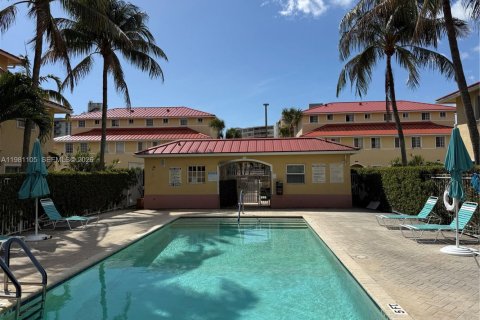 Condo in North Miami Beach, Florida, 3 bedrooms  № 2052944 - photo 2