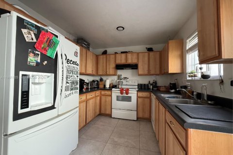 Condo in North Miami Beach, Florida, 3 bedrooms  № 2052944 - photo 27