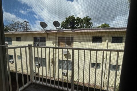 Condo in North Miami Beach, Florida, 3 bedrooms  № 2052944 - photo 11