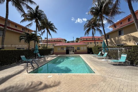 Condo in North Miami Beach, Florida, 3 bedrooms  № 2052944