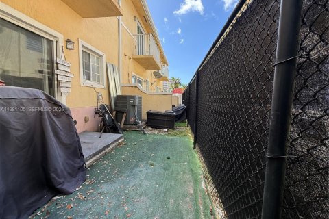 Condo in North Miami Beach, Florida, 3 bedrooms  № 2052944 - photo 22