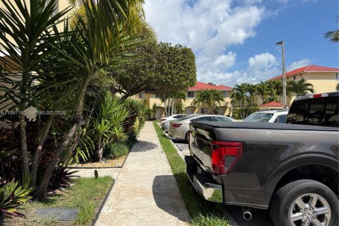 Condo in North Miami Beach, Florida, 3 bedrooms  № 2052944 - photo 7