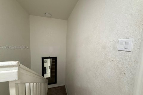 Condo in North Miami Beach, Florida, 3 bedrooms  № 2052944 - photo 13